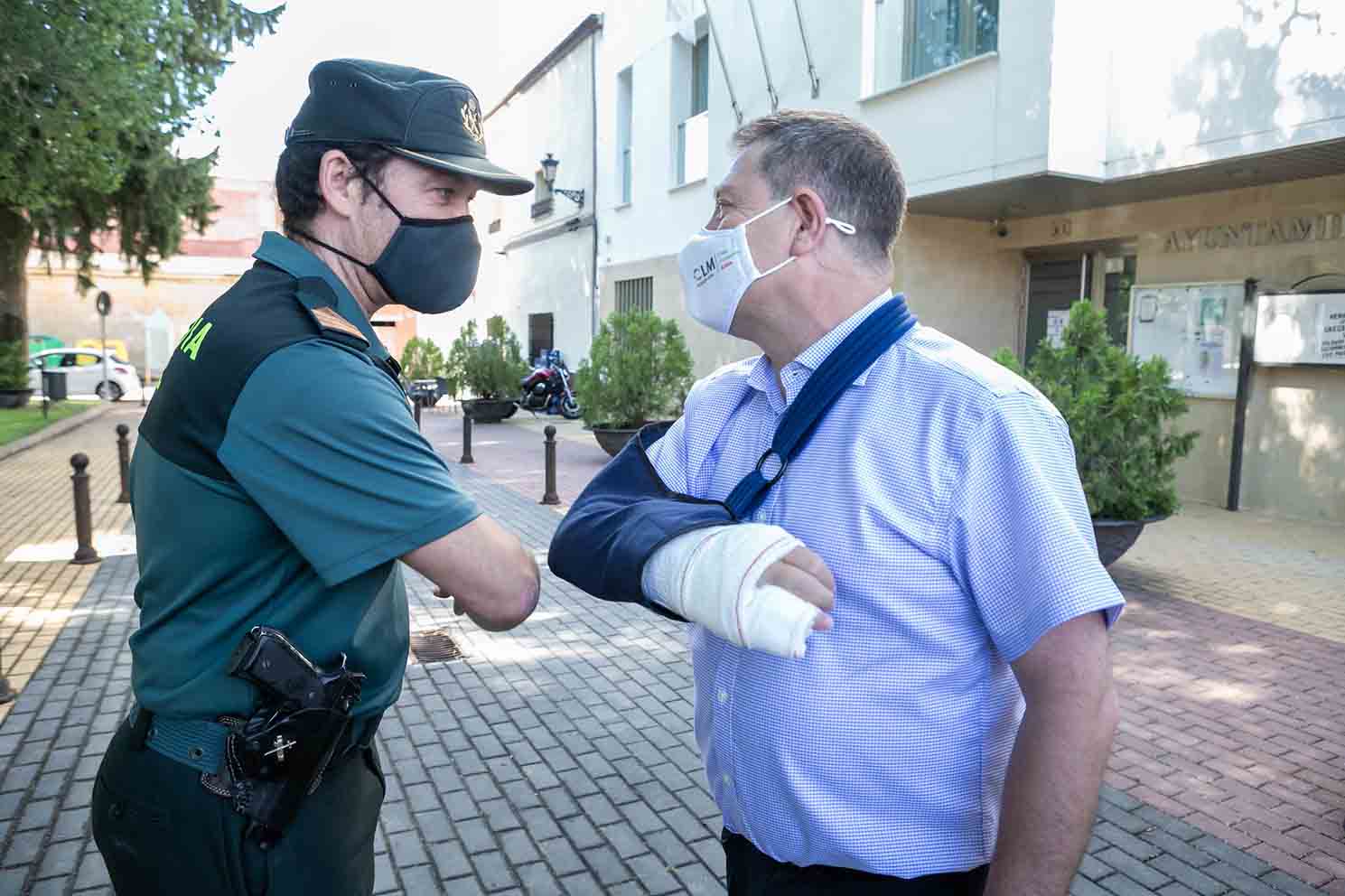 Page saluda a un guardia civil en su visita a Osa de la Vega (Cuenca).