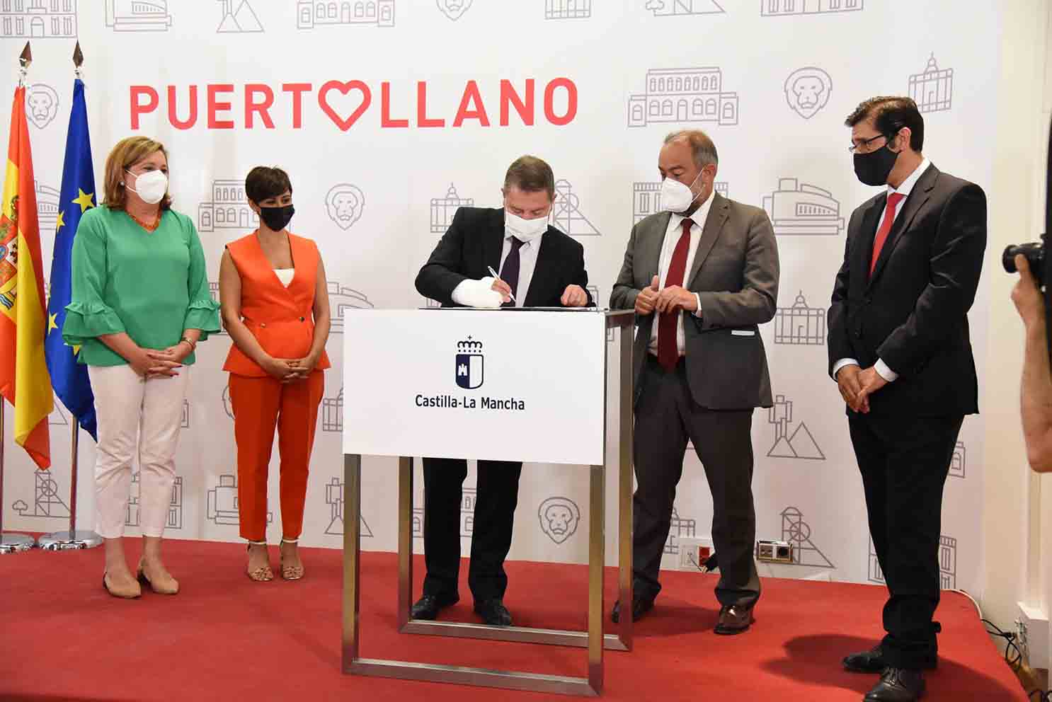 Firma del convenio entre la UCLM y el Gobierno regional en Puertollano.