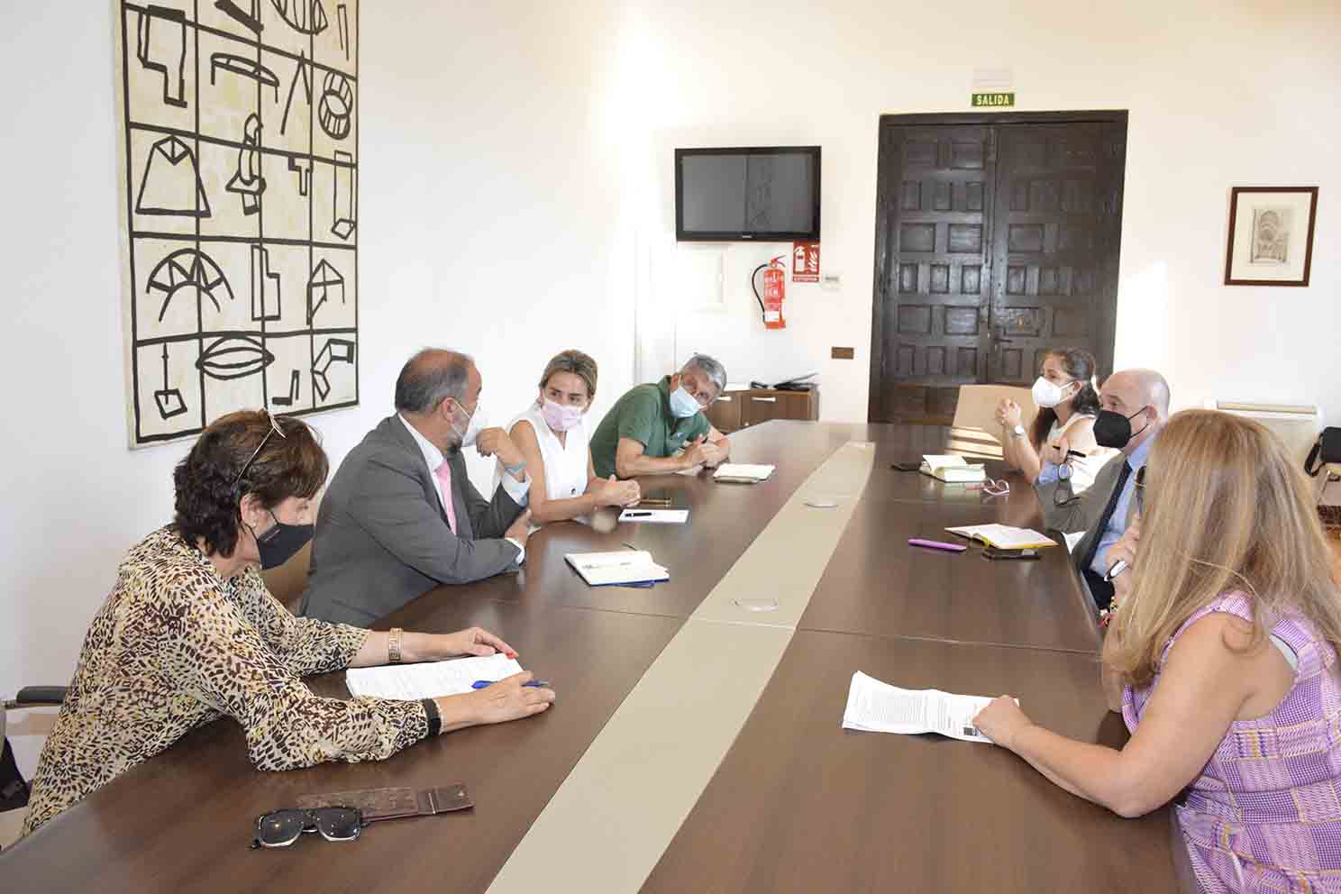 Reunión de trabajo entre representantes de la UCLM y el Ayuntamiento de Toledo.