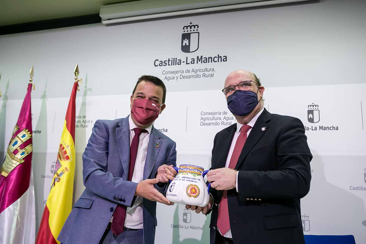 Martínez Arroyo y José María San Román, durante la campaña de promoción del vino en CLM