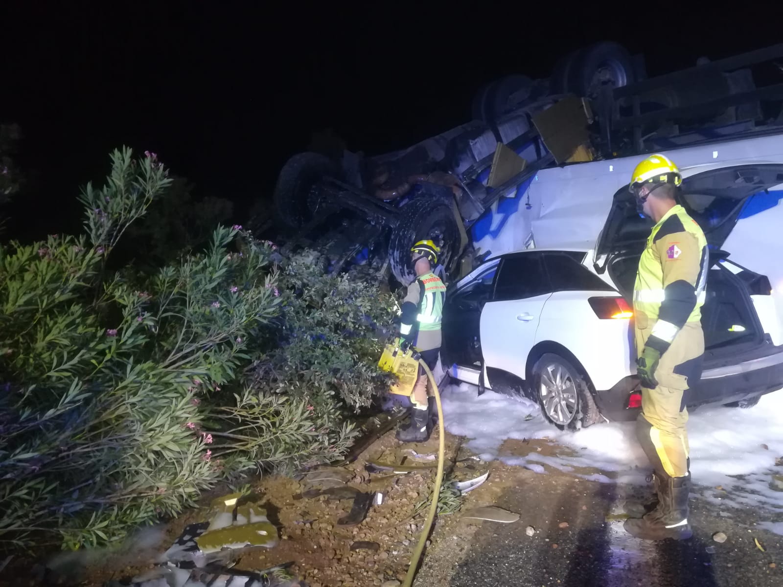 Imagen del accidente entre un camión y un turismo en la A-3. Foto: Bomberos de Cuenca.