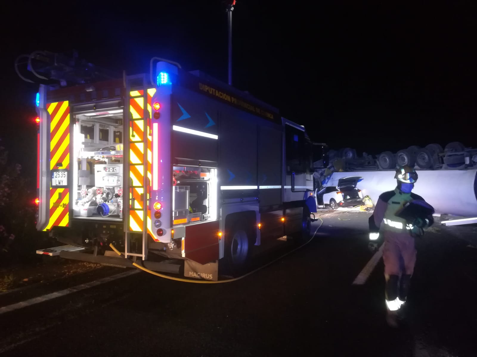 Imagen del accidente entre un camión y un turismo en la A-3. Foto: Bomberos de Cuenca.