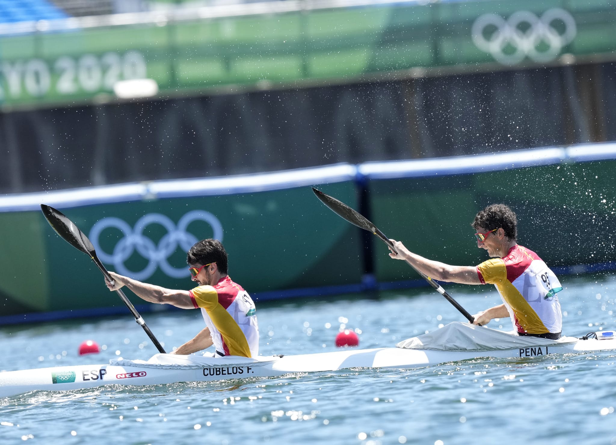 Paco Cubelos e Íñigo Peña durante su participación en las series del K2 1.000m en Tokio 2020.