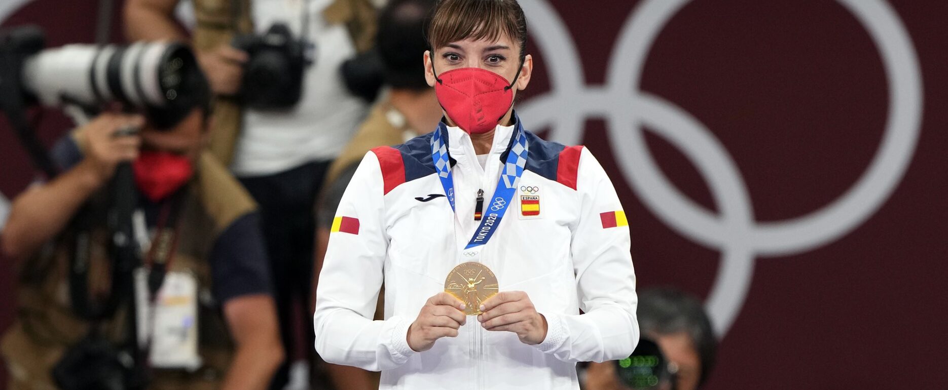 La medalla de oro ya cuelga del cuello de Sandra Sánchez.