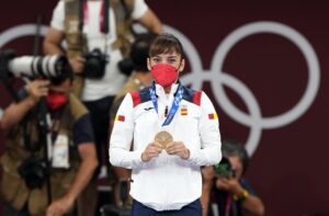 La medalla de oro ya cuelga del cuello de Sandra Sánchez.