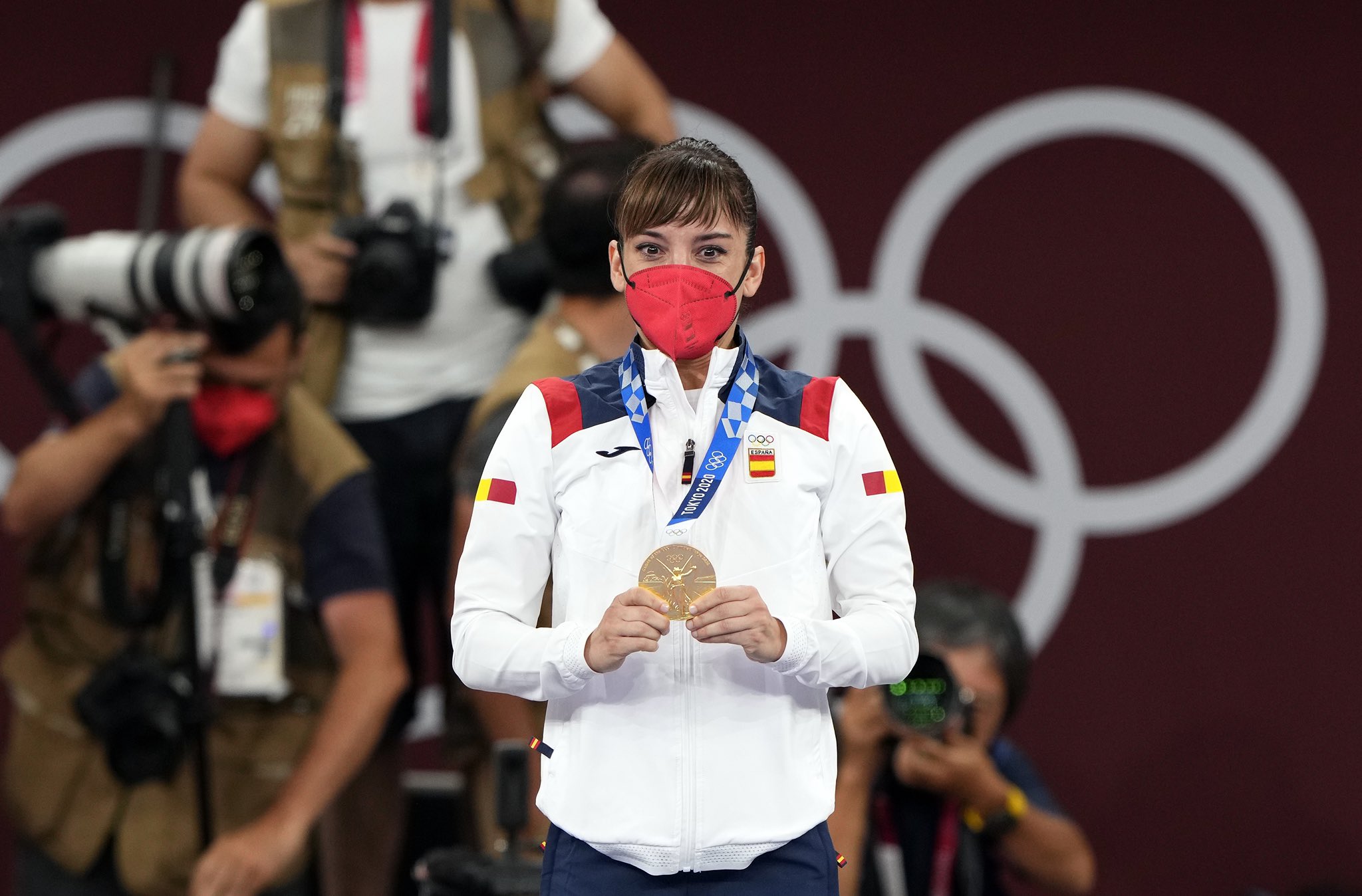 La medalla de oro ya cuelga del cuello de Sandra Sánchez.