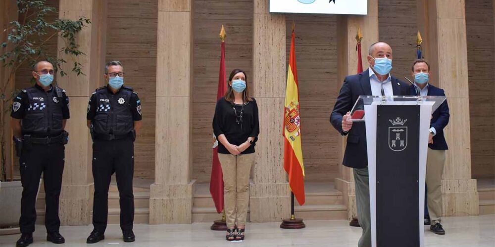 El alcalde de Albacete, Emilio Sáez, leyendo la declaración institucional sobre la muerte de María Isabel de la Rosa