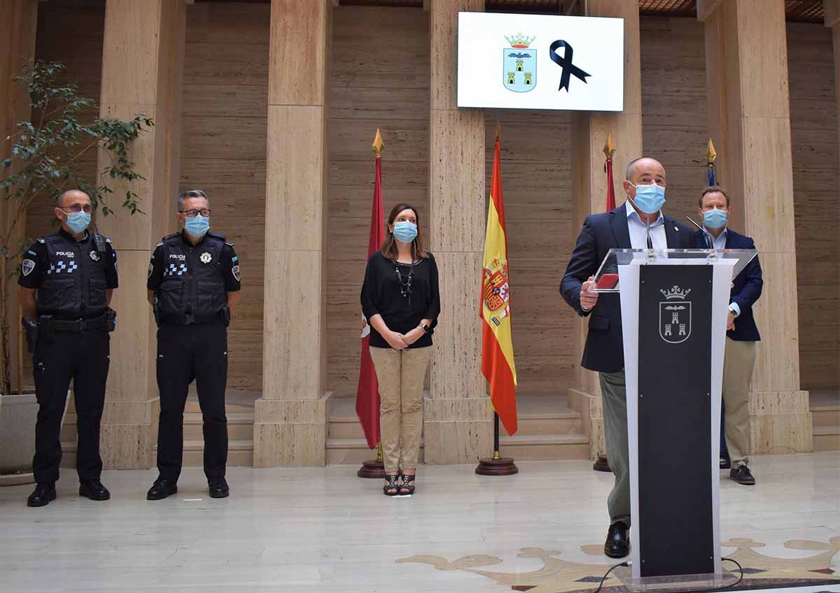 El alcalde de Albacete, Emilio Sáez, leyendo la declaración institucional sobre la muerte de María Isabel de la Rosa