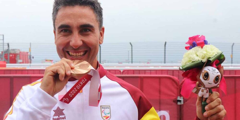 Luis Miguel García-Marquina, mordiendo la medalla de bronce. Foto: @Paralimpicos.