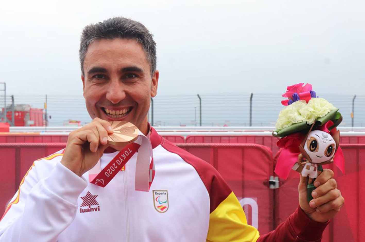 Luis Miguel García-Marquina, mordiendo la medalla de bronce. Foto: @Paralimpicos.