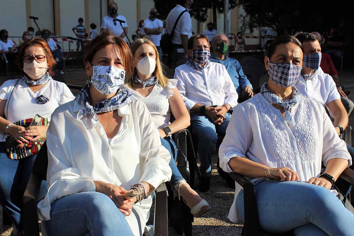 Blanca Fernández (izquierda), en la Pandorga de Ciudad Real junto a la alcaldesa, Eva María Masías