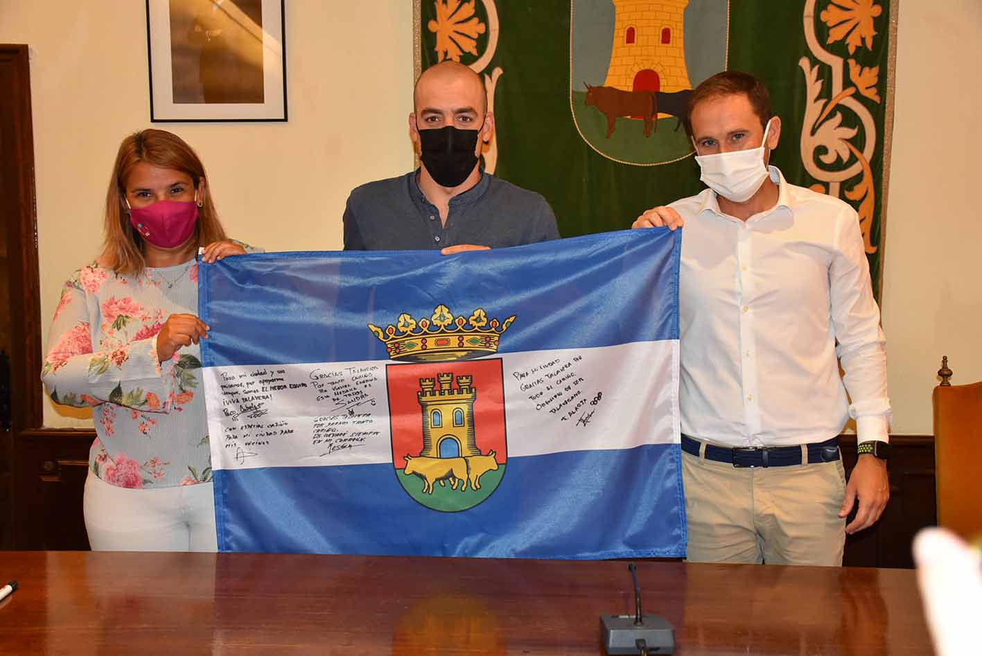 Fernando Alarza ha estampado su firma en una bandera de Talavera.