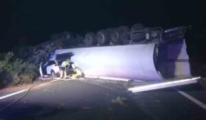 Imagen del accidente entre un camión y un turismo en la A-3. Foto: Bomberos de Cuenca.