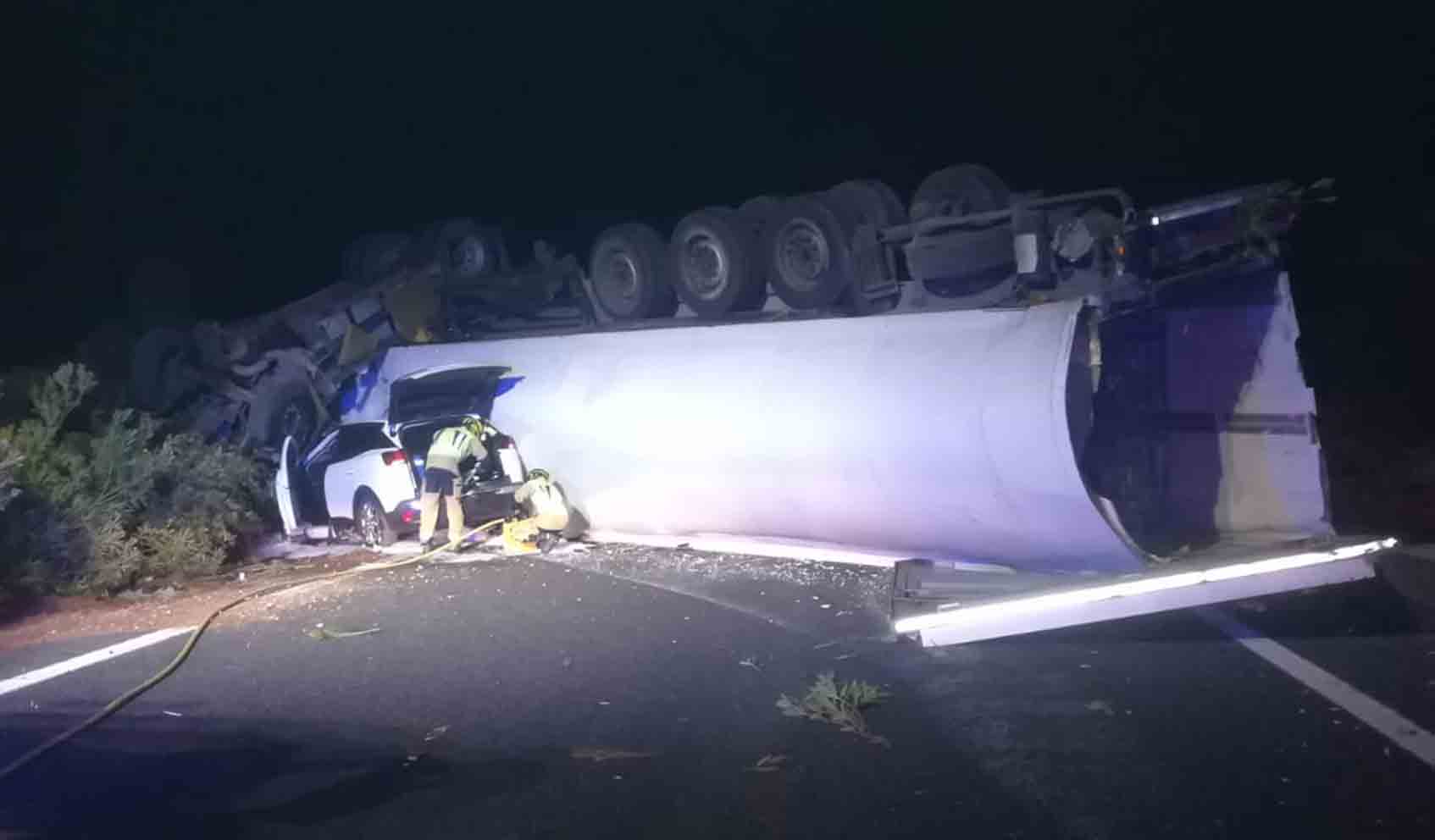 Imagen del accidente entre un camión y un turismo en la A-3. Foto: Bomberos de Cuenca.