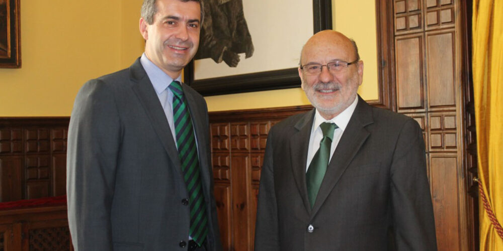 Álvaro Gutiérrez, presidente de la Diputación de Toledo; junto a Manuel Lanza, presidente del Banco de Alimentos de Toledo.