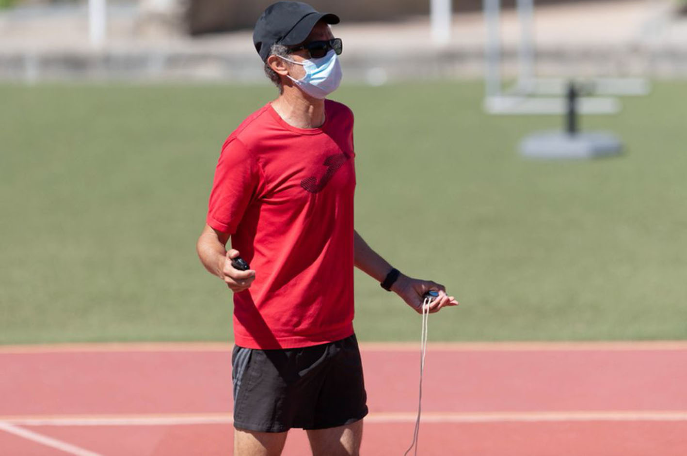 Antonio Serrano es el entrenador de la toledana Irene Sánchez Escribano, quien por una inoportuna lesión no pudo ir a última hora a Japón para disputar los 3.000 obstáculos; y de los olímpicos Adel Mechaal y Marta Pérez, quienes participan en la prueba de 1.500 metros; y de Carolina Pérez, en 3.000 obstáculos.