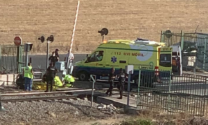 Los sanitarios, atendiendo al hombre herido en el lugar de los hechos. Foto: Nukita Mari.