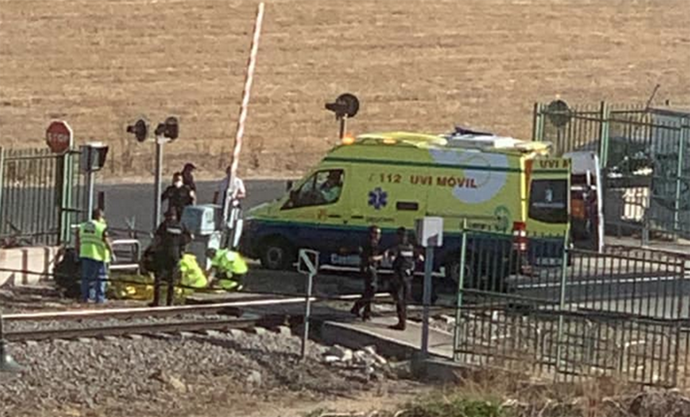 Los sanitarios, atendiendo al hombre herido en el lugar de los hechos. Foto: Nukita Mari.