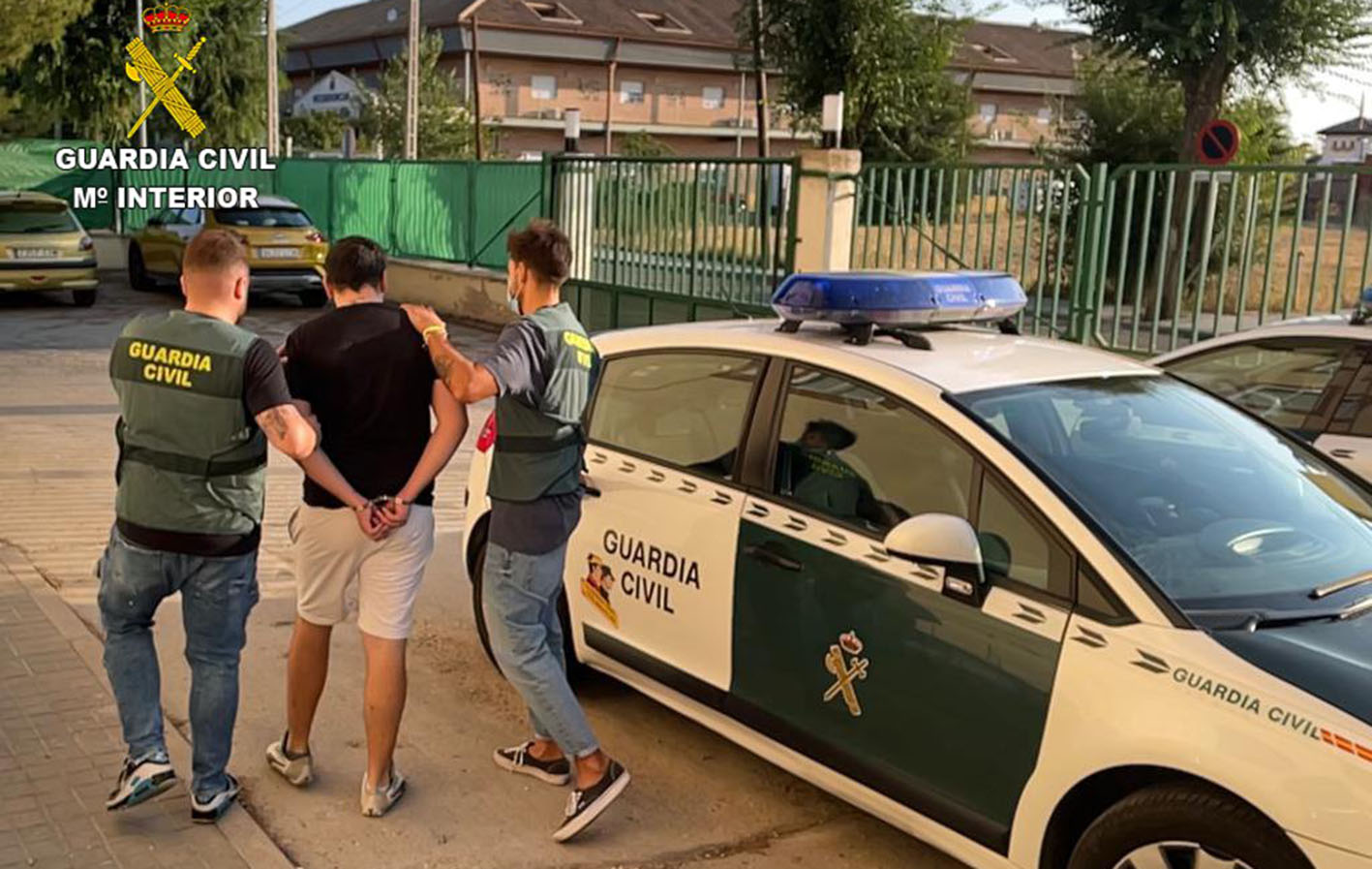 El hombre, en el momento de ser detenido por la Guardia Civil.