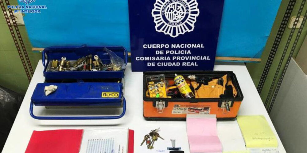 En la imagen, el material con el que trabajaba el supuesto fontanero detenido.