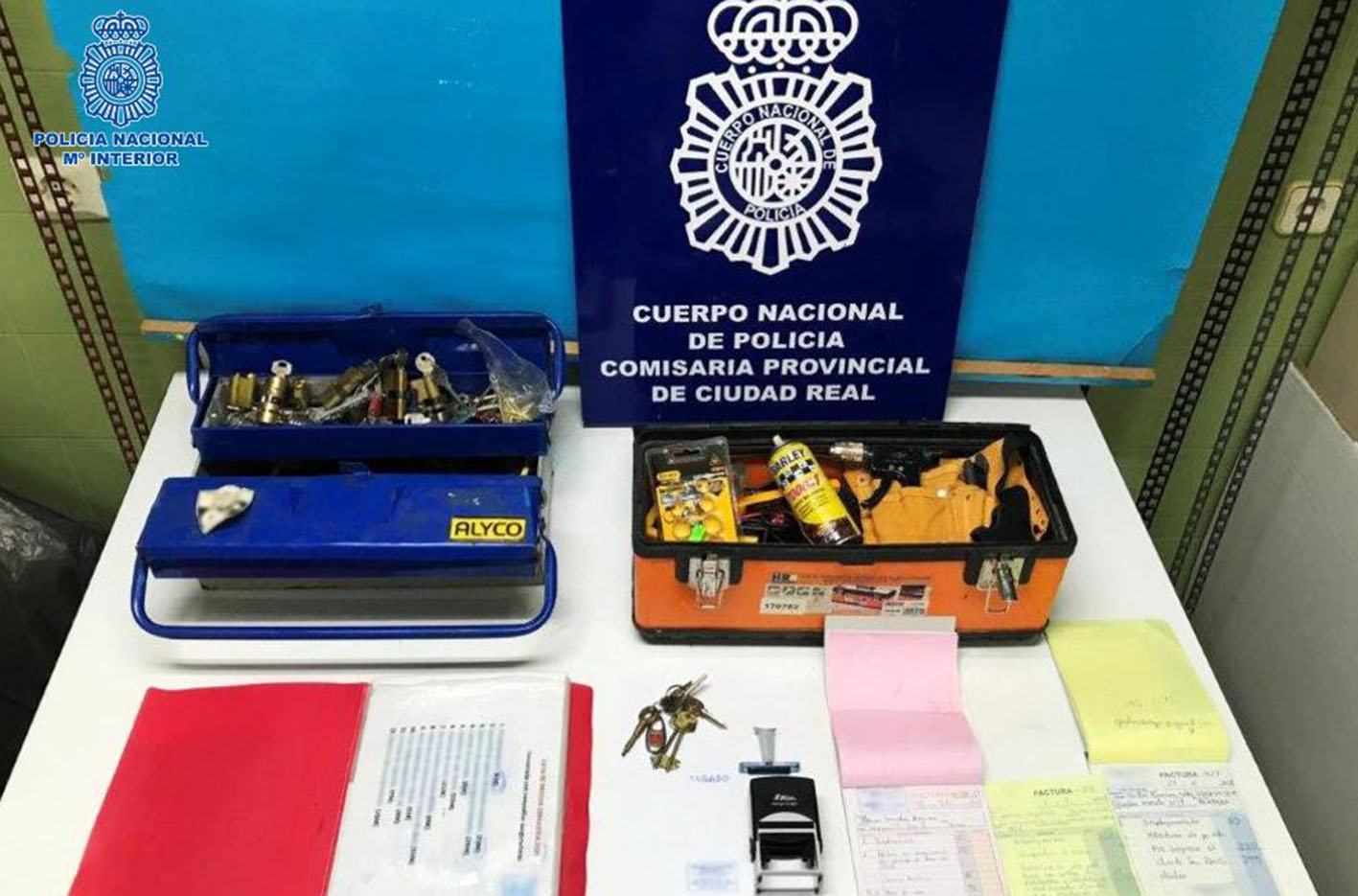 En la imagen, el material con el que trabajaba el supuesto fontanero detenido.