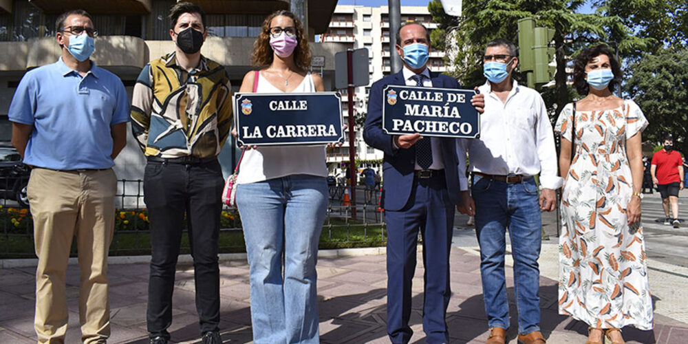 El alcalde de Guadalajara, Alberto Rojo, con el nomnbre de una nueva calle en la mano.