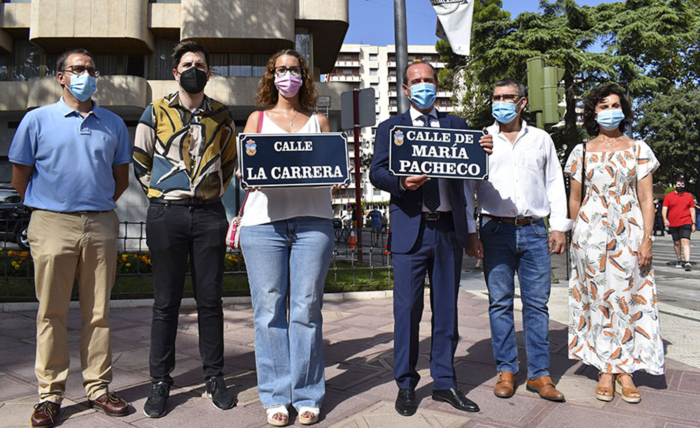 El alcalde de Guadalajara, Alberto Rojo, con el nomnbre de una nueva calle en la mano.