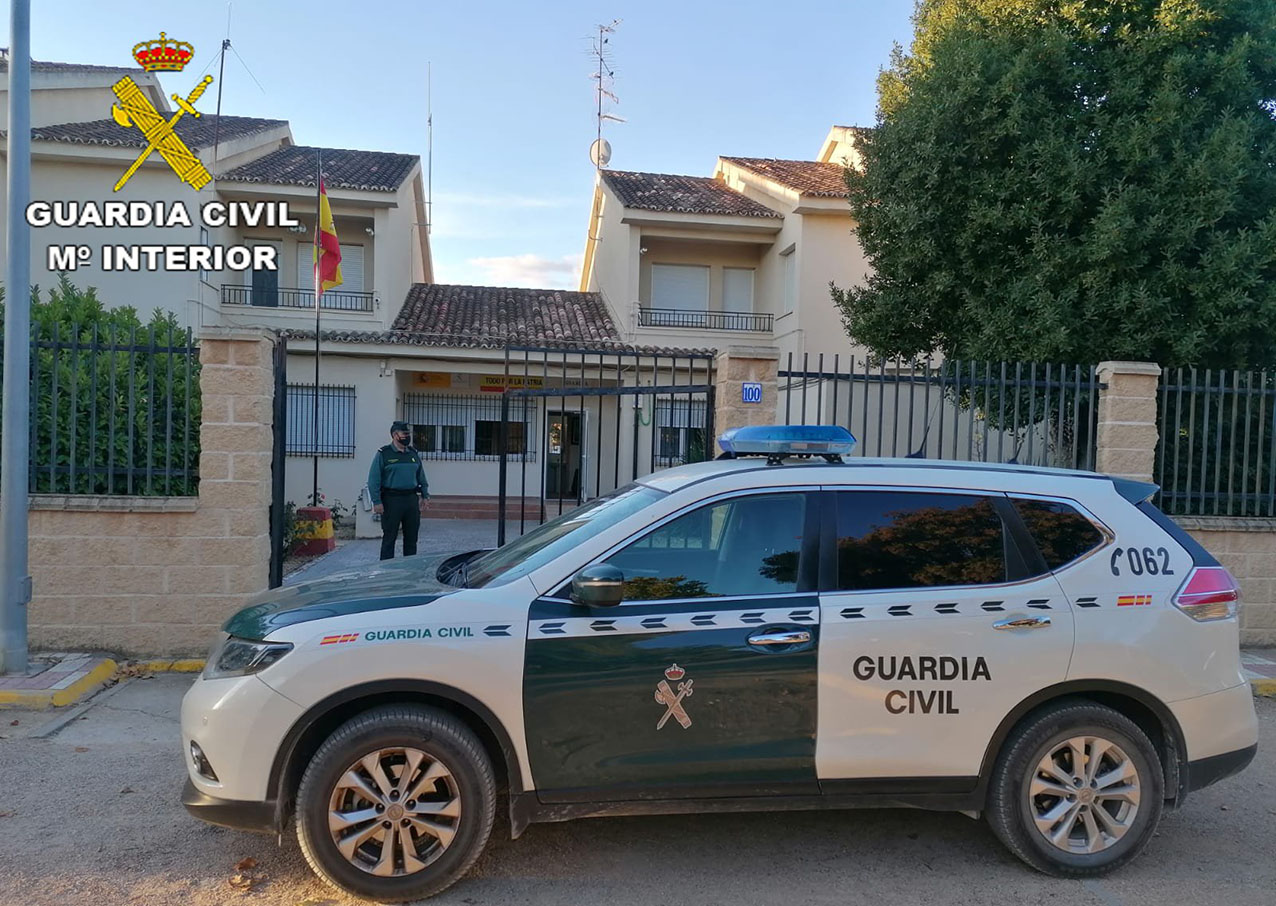 La Guardia Civil de La Puebla de Almoradiel detuvo al presunto agresor en un restaurante de El Toboso.