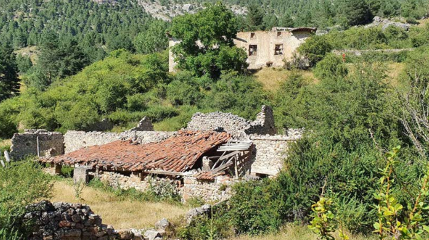 La herrería de Peralejos de las Trucha, abandonada, en esta de ruina…