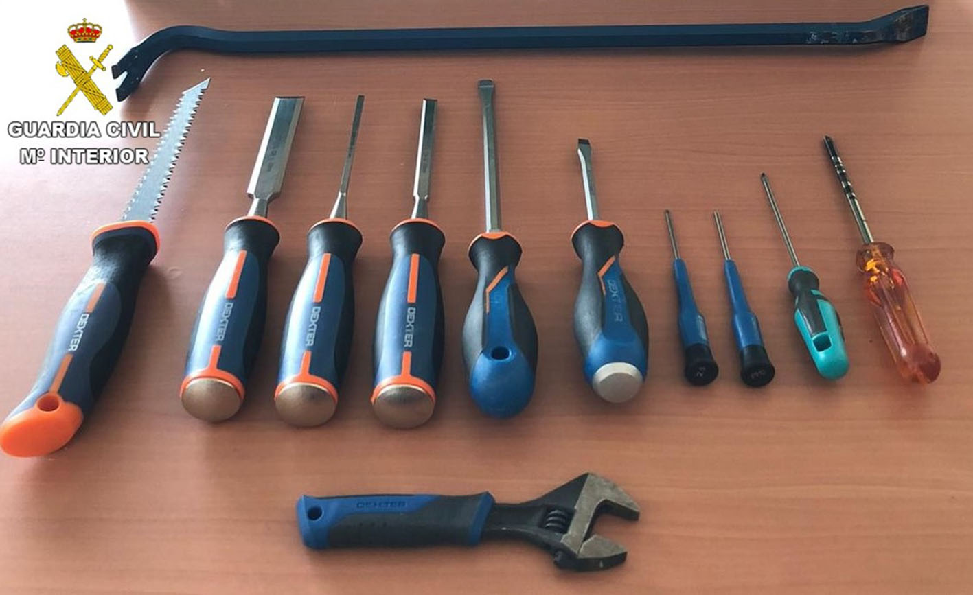 Las herramientas incautadas a los dos detenidos, quienes fueron pillados escondidos en el interior de la vivienda.