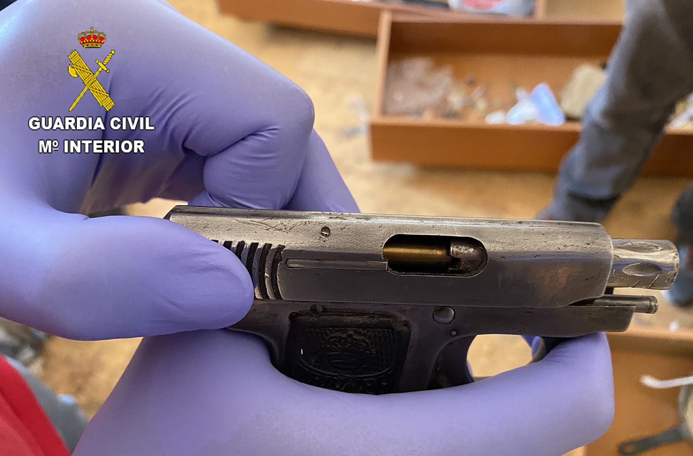 Una de las pistolas incautadas se encontraba escondida en el interior de un cojín y lista para ser disparada.