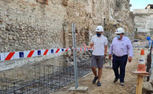Sergio de la Llave, concejal de Patrimonio, durante su visita a las obras de la muralla de El Salvador.