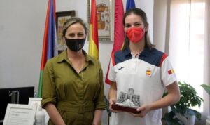 La alcaldesa de Seseña, Silvia Fernández, recibió en el Ayuntamiento a Nicole Wiggins a su regreso de los Juegos Olímpicos de Tokio.