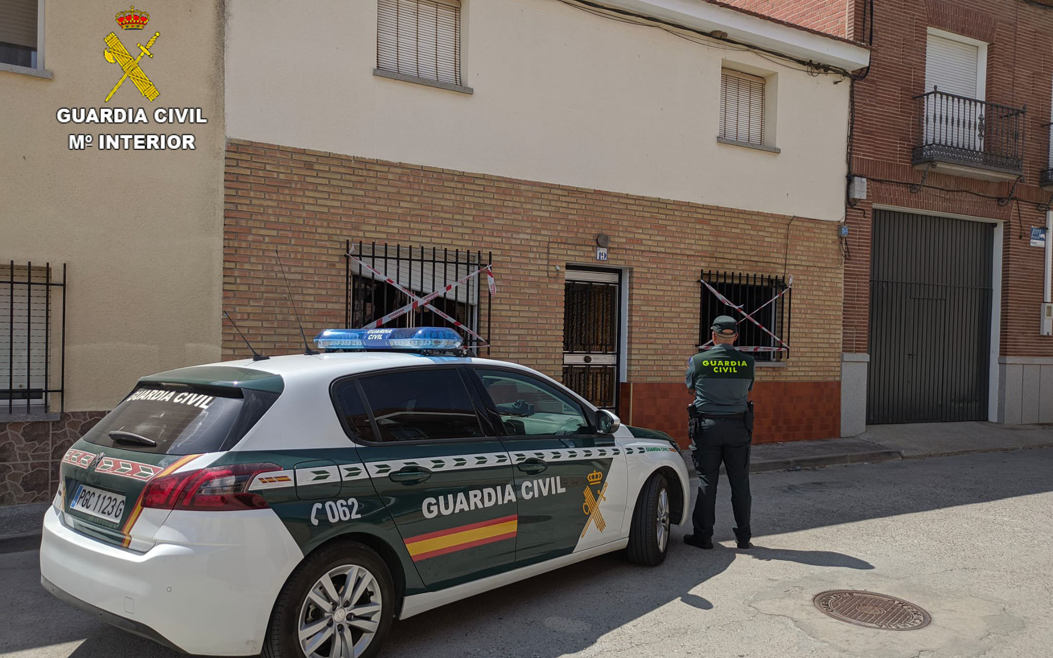 La Guardia Civil, delante de la casa incendiada en Carmena.