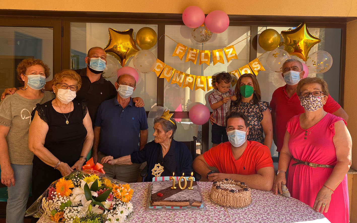 Rosalía García Chico, tan espléndida ella y con 101 años, rodeada de parte de sus familiares.