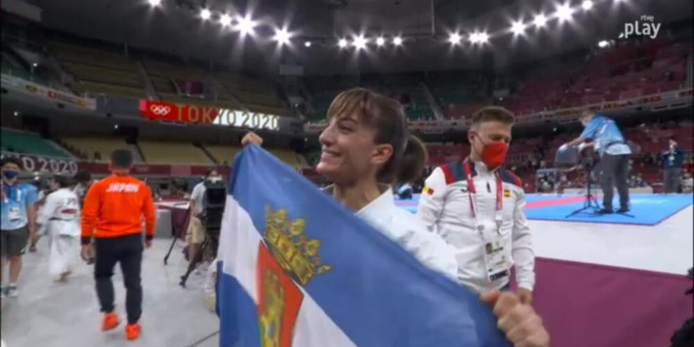 Sandra Sánchez, con la bandera de Talavera, nada más ser campeona olímpica.