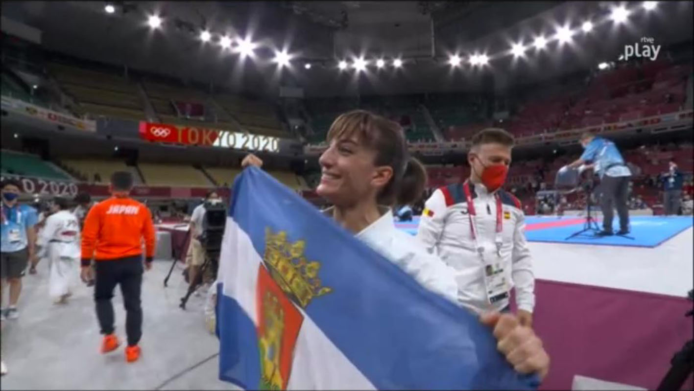 Sandra Sánchez, con la bandera de Talavera, nada más ser campeona olímpica.