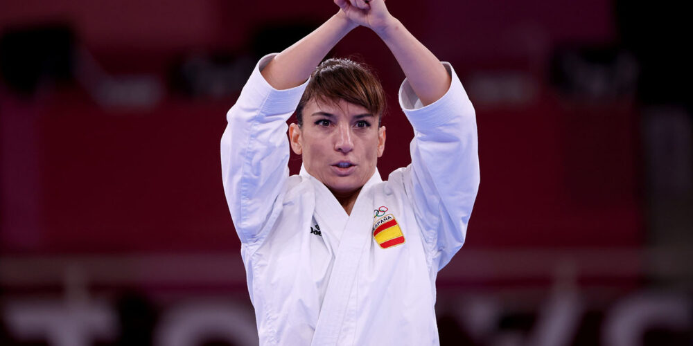 Sandra Sánchez, oro olímpico y abanderada de España, junto a Damián Quintero, en la clausura de los Juegos Olímpicos.