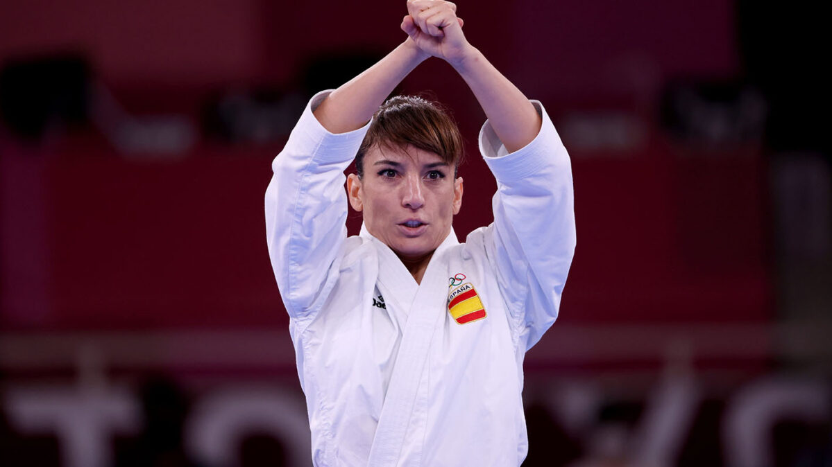 Sandra Sánchez, oro olímpico y abanderada de España, junto a Damián Quintero, en la clausura de los Juegos Olímpicos.