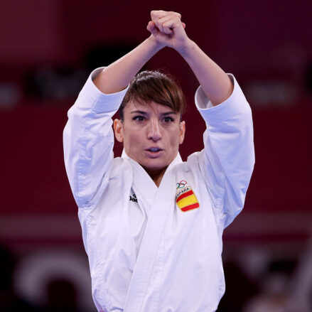 Sandra Sánchez, oro olímpico y abanderada de España, junto a Damián Quintero, en la clausura de los Juegos Olímpicos.