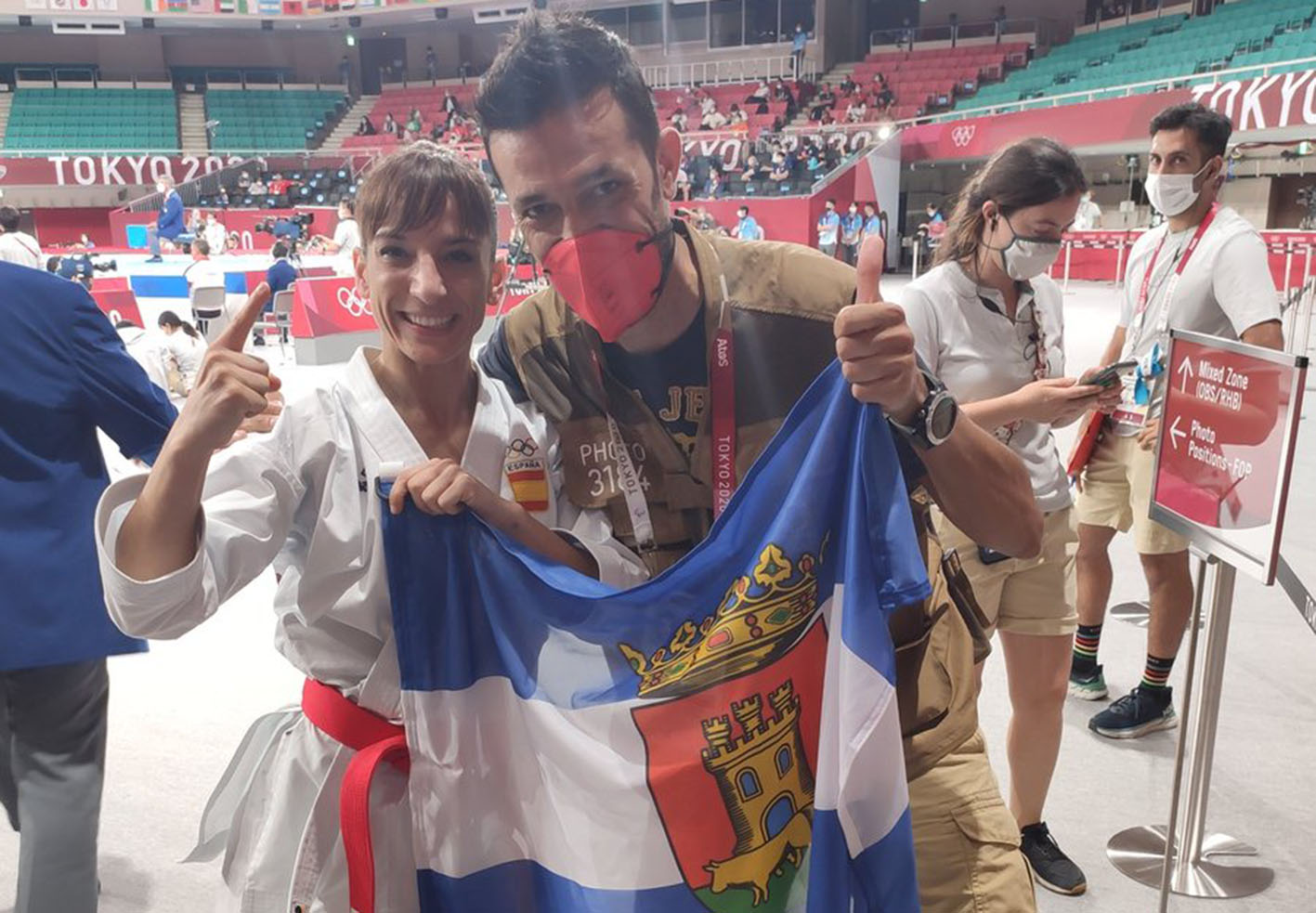 Manu Reino, junto a Sandra Sánchez y la bandera de Talavera. Foto: @ManuReino.