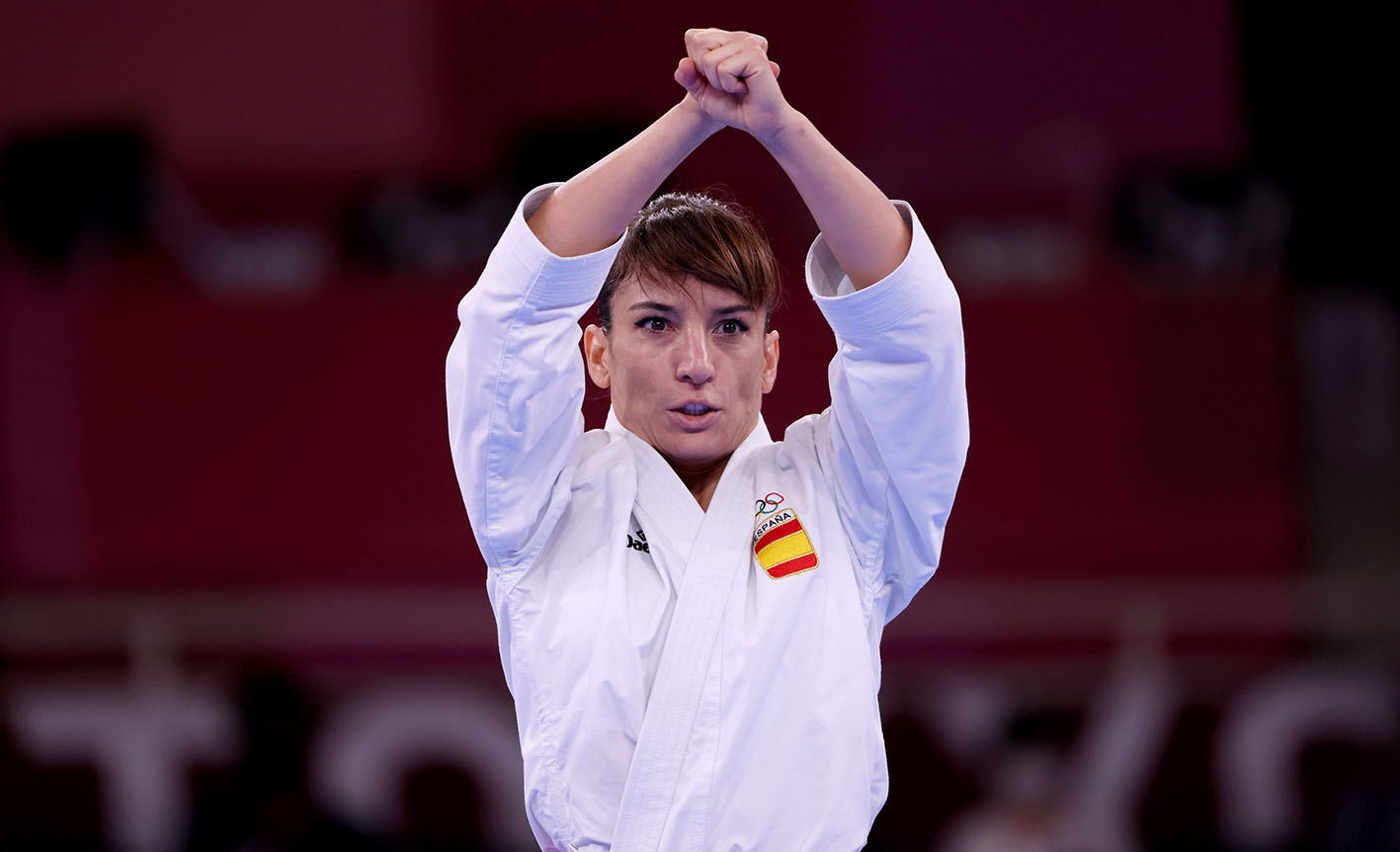 Sandra Sánchez, oro olímpico y abanderada de España, junto a Damián Quintero, en la clausura de los Juegos Olímpicos.