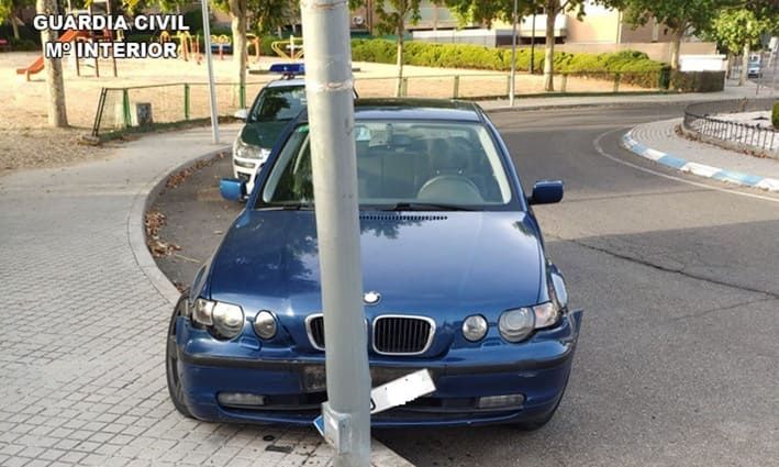 Un joven choca con su coche contra una farola en Seseña y se esconde en una casa tras allanarla