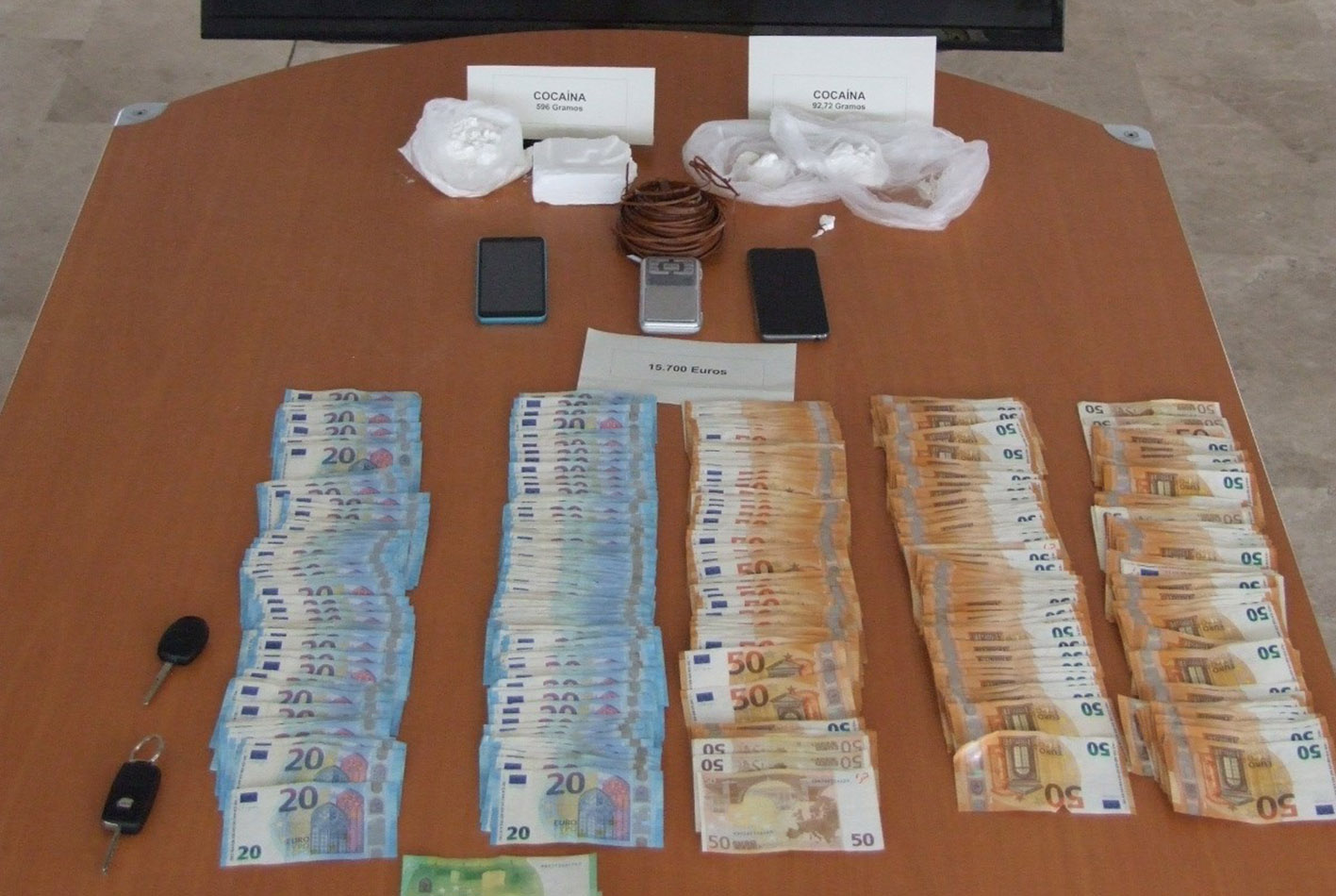 El dinero y la droga incautadas a la organización criminal en Tomelloso.