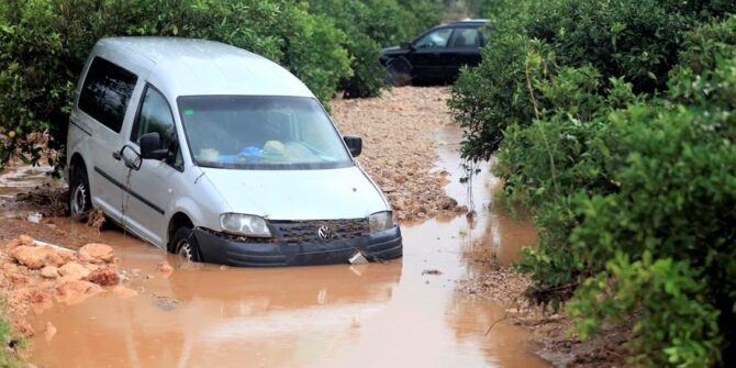 Coches atrapados por la riada en Iniesta (Cuenca). Foto: EFE/ Domenech Castelló.