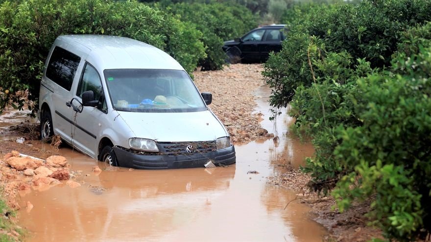 Coches atrapados por la riada en Iniesta (Cuenca). Foto: EFE/ Domenech Castelló.