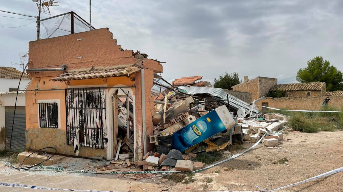 Así ha quedado la vivienda en la pedanía de Hellín después de la explosión. Foto: Televisión Hellín.