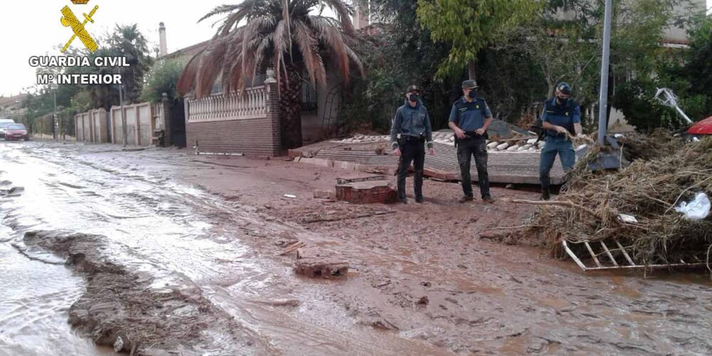 La Guardia Civil, comprobando viviendas y vías afectadas por las riadas