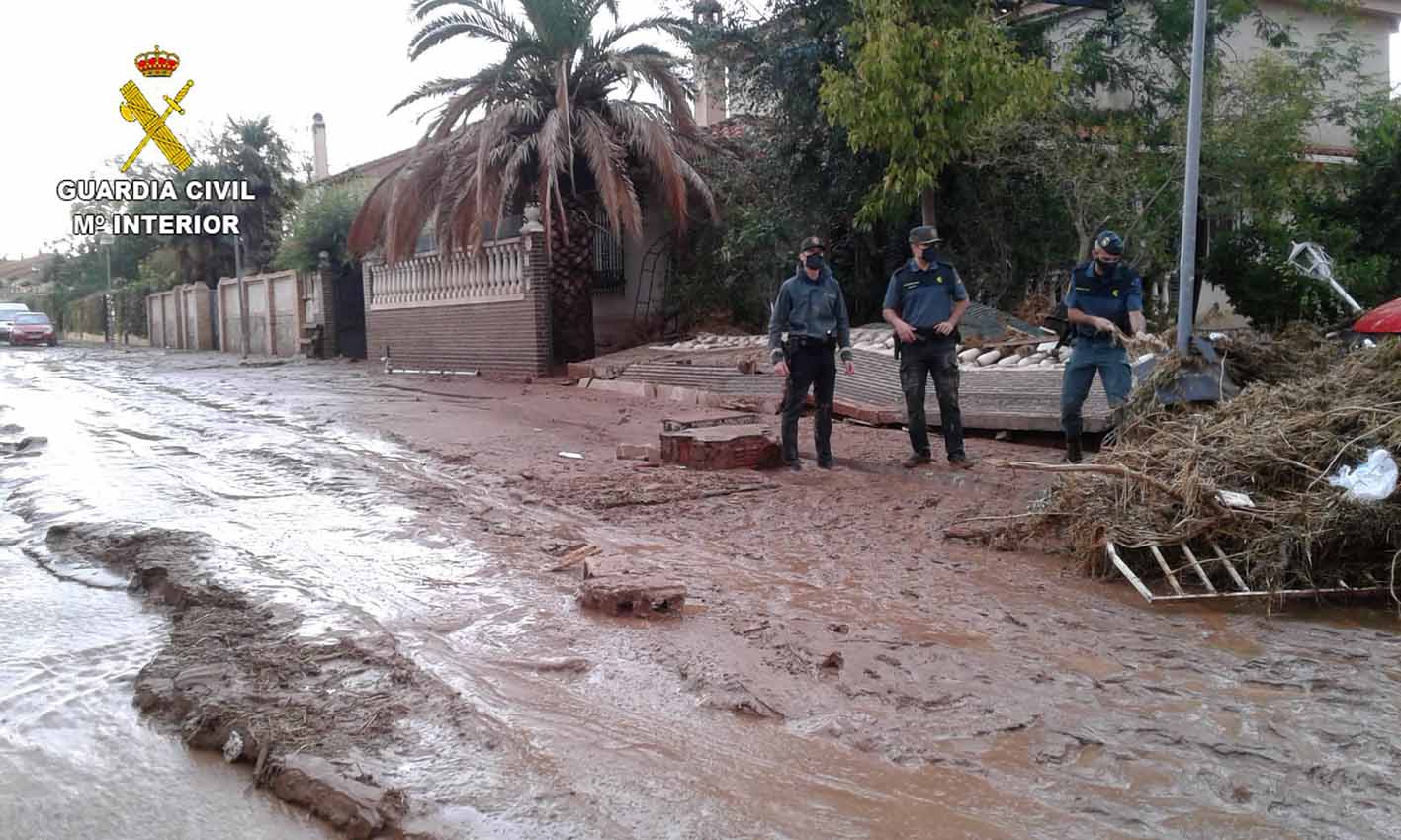 La Guardia Civil, comprobando viviendas y vías afectadas por las riadas