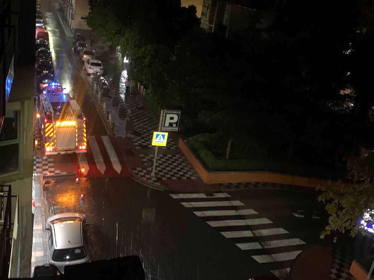 Bomberos actuando en Cuenca, en la noche del martes